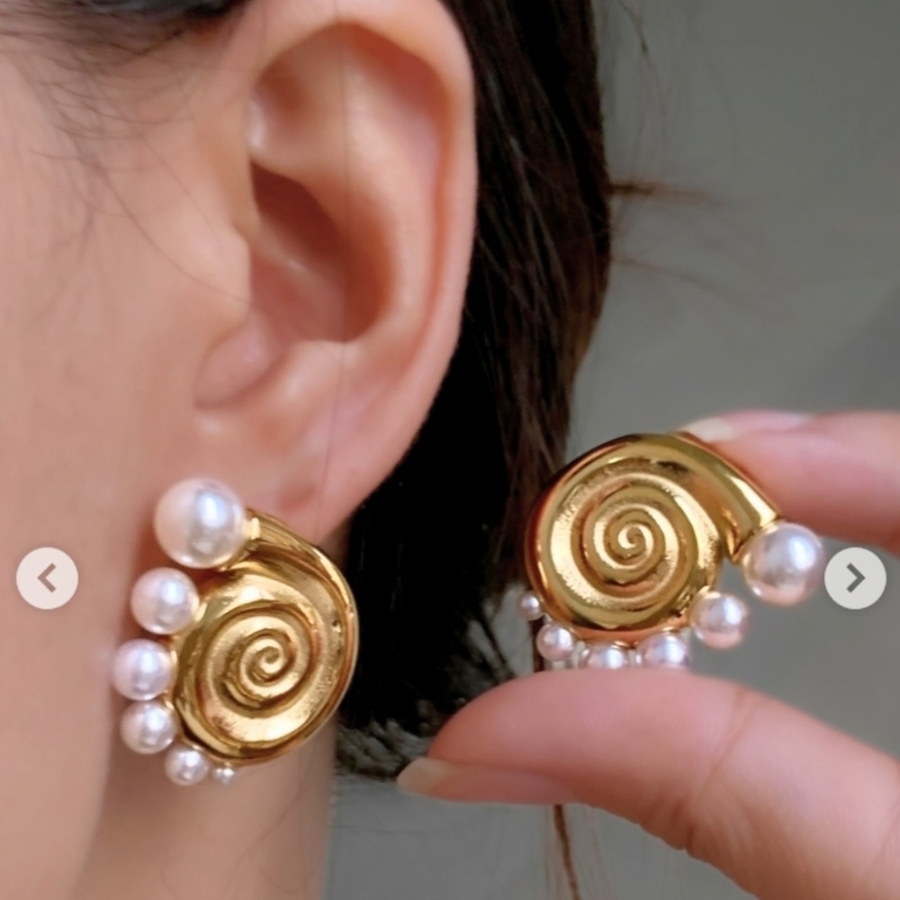💛🔹️ House of Harlow🔹️ 1960 Coastal Swirl Shell Gold Tone Pearl Stud Earrings